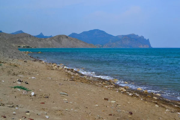Vista Bela Costa Seixos Areia Baía Mar Com Água Azul — Fotografia de Stock