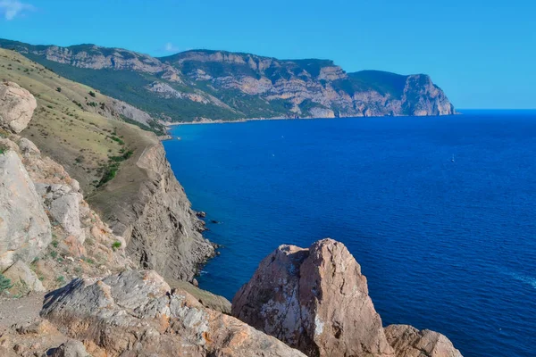 Widok Pięknego Kamiennego Wybrzeża Wybrzeża Zatoki Morza Czarnego Błękitną Wodą — Zdjęcie stockowe