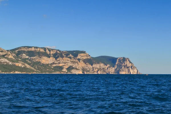 Duży Żółty Zielony Kamień Góra Klifami Horyzoncie Morze Czarne Jasnym — Zdjęcie stockowe