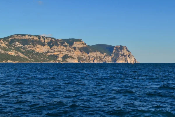 Czerwony Pomarańczowy Kamień Skała Góra Stoi Brzegu Błękitnego Morza Jasny — Zdjęcie stockowe