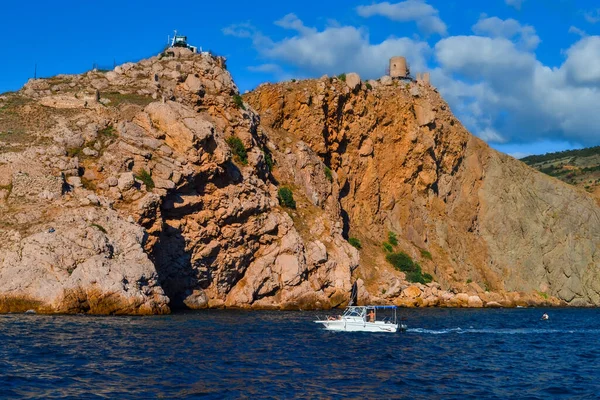 Biały Jacht Żagle Niebieskim Morzu Pobliżu Dużych Czerwonych Kamieni Urwiska — Zdjęcie stockowe