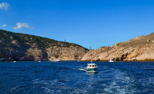 Iate Branco Navega Mar Azul Entre Grandes Penhascos Pedras Vermelhas — Fotografia de Stock