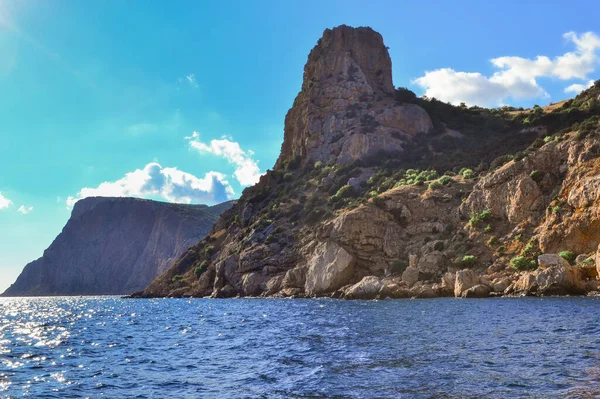 Rocha Pedra Laranja Vermelha Montanha Afiada Fica Costa Mar Azul — Fotografia de Stock