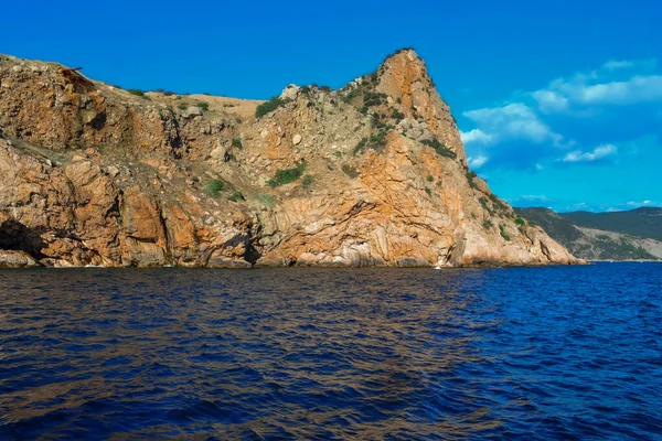 Rode Stenen Rots Staat Aan Kust Van Blauwe Zee Een — Stockfoto