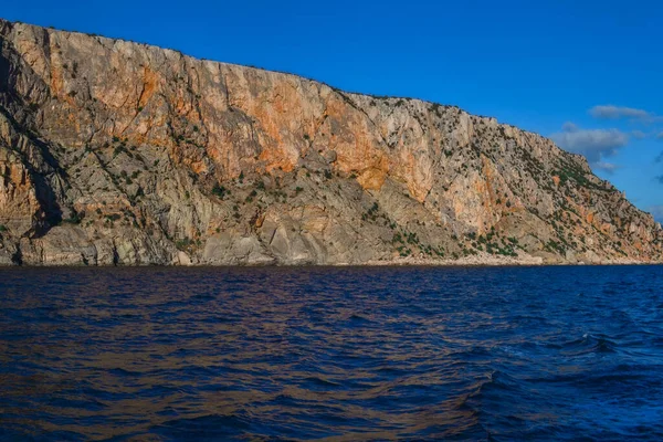 Czerwony Pomarańczowy Kamień Skała Stoi Brzegu Błękitnego Morza Jasny Słoneczny — Zdjęcie stockowe