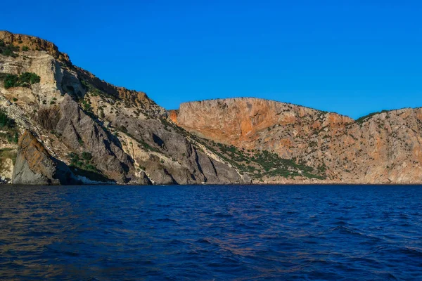 Czerwony Pomarańczowy Kamienne Klify Zieloną Fortecą Wybrzeże Morza Czarnego Jasny — Zdjęcie stockowe