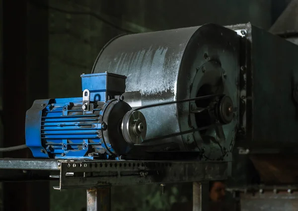 Industriële Apparatuur Blauwe Hydraulische Pomp Motor Wazig Achtergrond Kolenindustrie — Stockfoto