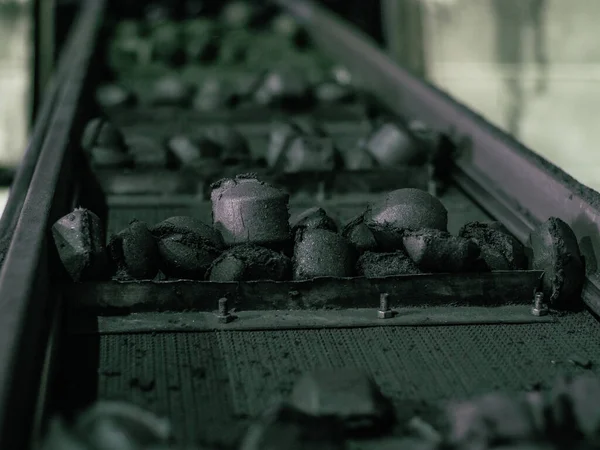 Vervoer Van Houtskool Voor Verdere Verwerking Verpakking Ambachtelijke Zak Steenkool — Stockfoto