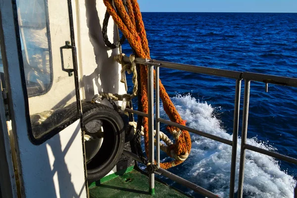 Bordo Yacht Nave Porta Bianca Con Corde Rosse Alla Luce — Foto Stock