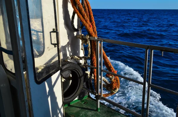 Bordo Yacht Nave Porta Bianca Con Corde Rosse Alla Luce — Foto Stock