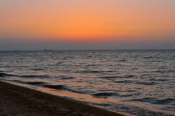 波と海の上の明るい黄色のピンクオレンジ色の赤い夜明け — ストック写真