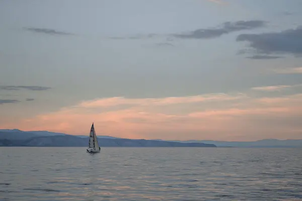 Bateau Dans Lac Baïkal Avec Crête Montagnes Bleues Horizon Nuages — Photo