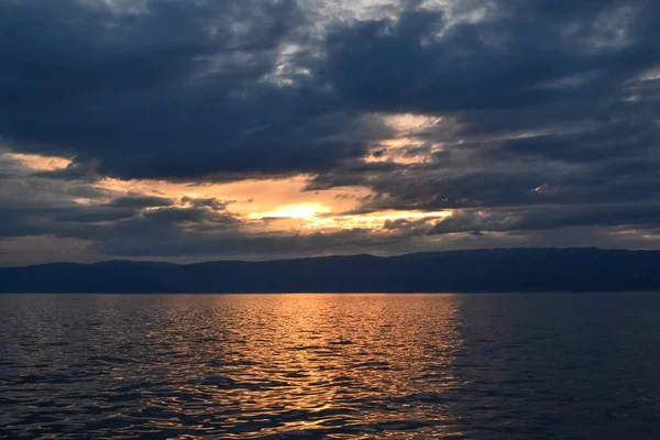 Matahari Terbenam Oranye Cerah Malam Dengan Awan Biru Gelap Danau — Stok Foto