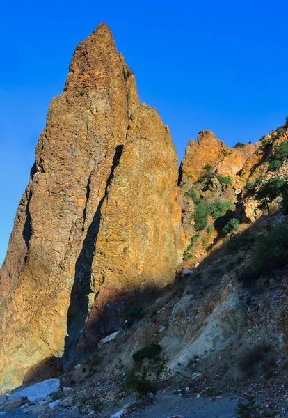 Yellow High Sharp Ancient Basalt Rock Cliff Stands Black Sea — Stock Photo, Image