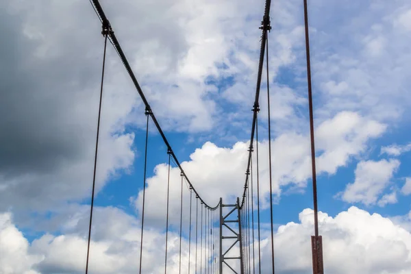Hangende Voetgangersbrug Met Metalen Verticale Kabels Tegen Achtergrond Van Blauwe — Stockfoto