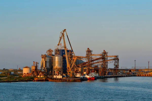 Mare Costiero Industriale Con Gru Rosse Strutture Metalliche Con Porto — Foto Stock