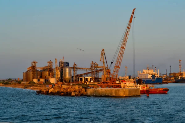 Fabbrica Industriale Costiera Con Gru Strutture Con Porto Nave Trasporto — Foto Stock
