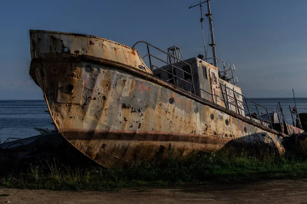 Vecchia Barca Pesca Arrugginita Nave Sulla Riva Erbosa Del Lago — Foto Stock