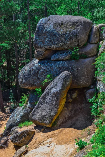 Grandes Rocas Geométricas Piedra Luz Del Sol Encuentran Una Encima — Foto de Stock