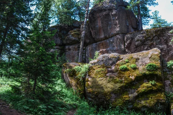 Grandes Rocas Geométricas Piedra Cubiertas Musgo Amarillo Verde Claro Luz — Foto de Stock