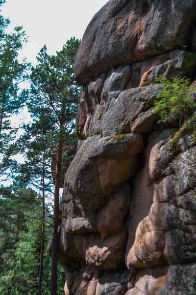 기하학적 돌들이 햇빛에 녹색의 이끼와 사이의 그림자로 뒤덮여 있습니다 크라스노야르스크의 — 스톡 사진