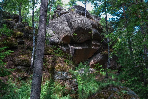 Geometrische Stenen Rotsen Bedekt Met Groen Mos Het Licht Van — Stockfoto