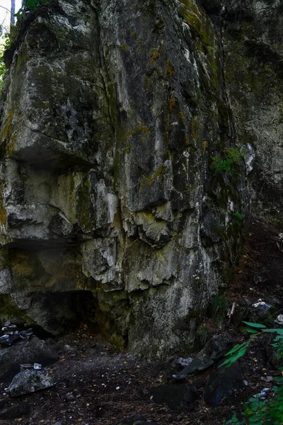 Gran Roca Geométrica Bruto Cubierto Musgo Verde Sombra Grandes Acantilados —  Fotos de Stock