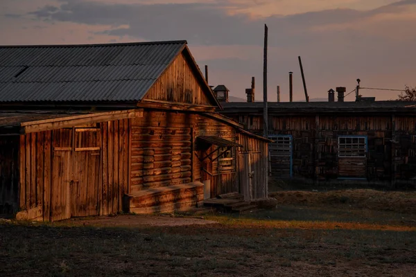 Hof Eines Alten Russischen Holzhauses Scheune Mit Geschlossenen Fensterläden Rotem — Stockfoto