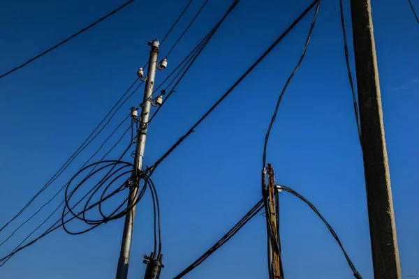 Elektrické Vedení Elektrické Tyče Černými Dráty Jasně Modrém Pozadí Oblohy — Stock fotografie