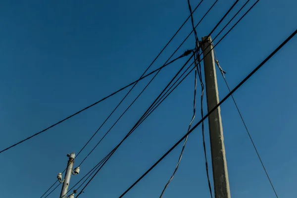 Kraftledningar Elektriska Stolpar Med Svarta Raka Trådar Blå Himmel Bakgrund — Stockfoto