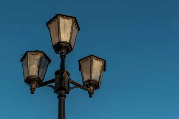 Stará Černá Ozdobná Lucerna Čirým Sklem Pilíři Tři Pouliční Lampy — Stock fotografie