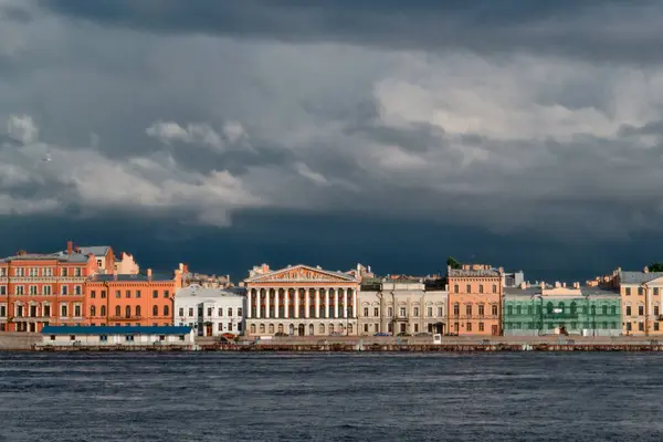 Накладання Санкт Петербурзького Міста Яскравими Яскраво Червоними Білими Будинками Берегах — стокове фото