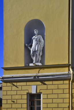 Ostrovsky Meydanı, Saint Petersburg, Rusya 11.10.2020. Antik antik heykel, Rus Devlet Akademik Tiyatrosu 'nun A.S. Puşkin' den sonra adlandırılan sarı binasının ön cephesinde duruyor. Parlak duvar