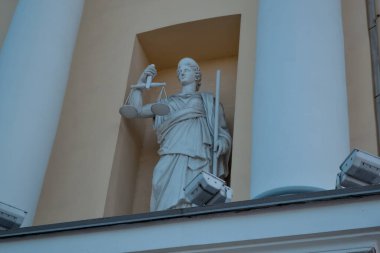 Senato Meydanı 1, Saint Petersburg, Rusya, 11.10.2020. Rusya Federasyonu Anayasa Mahkemesi. Pullu antik heykeller sarı binaların duvarlarındaki sütunlar arasında duruyor.