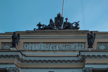 Senato Meydanı 1, Saint Petersburg, Rusya, 11.10.2020. Rusya Federasyonu Anayasa Mahkemesi. Beyaz sarı binanın çatısında antik heykellerin yeşil heykelleri duruyor. Mavi gökyüzü