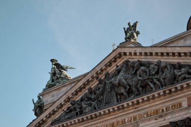 Isaac Katedrali, Saint Petersburg, Rusya, 11.10.2020. Tarihsel yapı klasiğin stilidir. Ön cephe, Yunan portico, dış görünüş yeşil heykeller, heykeller.