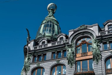 Saint Petersburg, Rusya, 11.10.2020. Mavi yeşil dekoratif tarihi Art Nouveau Zinger binası. Büyük camları, cam kubbesi, heykelleri olan güzel bir cephe. Mavi gökyüzü arkaplanı. Griboyedov kanal setinden görüntü