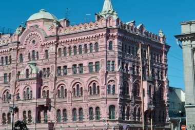 Ostrovsky Meydanı, Saint Petersburg, Rusya, 11.10.2020. Pembe kırmızı tarihi bina Bazin 'in evi, neorusyan tarzında. Kule, pencere ve sıva ile dekoratif cephe. Mavi gökyüzü arkaplanı