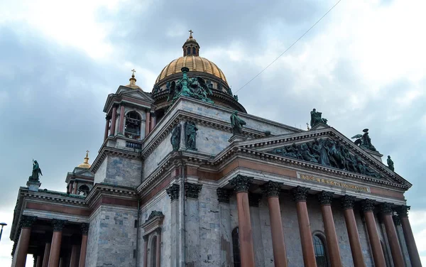 アイザックの大聖堂 サンクトペテルブルク ロシア 2020 古典主義様式の建物 ファサード 彫像や救済と外部 金のドーム — ストック写真
