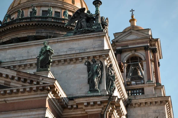 アイザックの大聖堂 サンクトペテルブルク ロシア 2020 歴史的建造物は古典主義様式である ファサード 緑の彫刻 天使像 金のドーム 鐘楼と外観 — ストック写真