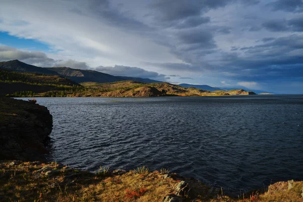 Rode Stenen Rotsen Baai Van Het Meer Baikal Met Geel — Stockfoto