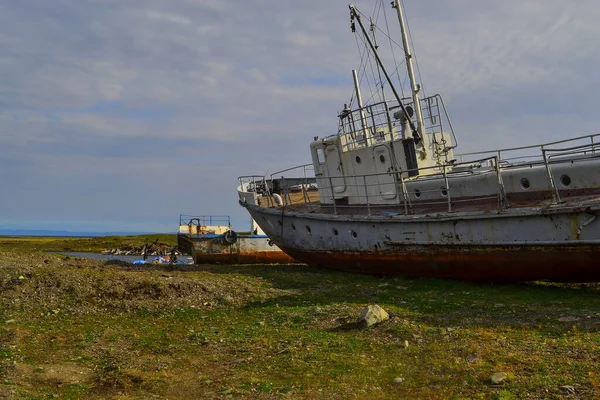 Vecchie Barche Arrugginite Abbandonate Navi Bianche Trovano Sulla Riva Verde — Foto Stock