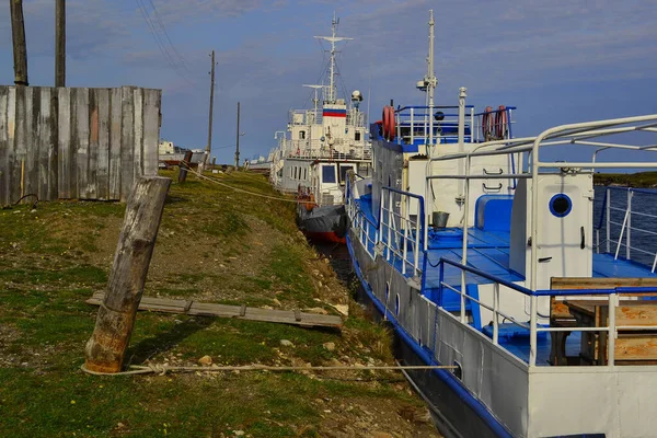 Grandes Barcos Azuis Brancos Navio Amarrado Pólo Costa Gramada Verde — Fotografia de Stock