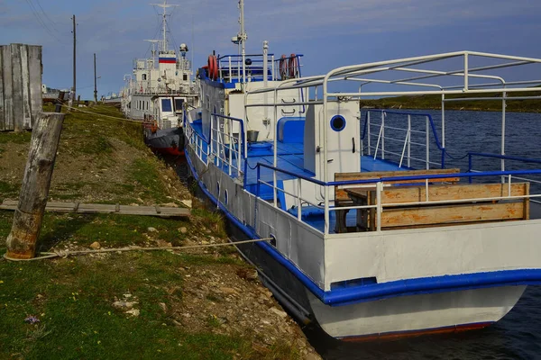 Barcos Azuis Brancos Grandes Amarrados Aos Pólos Navio Está Pela — Fotografia de Stock