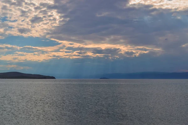 Blue Lake Baikal Dengan Pegunungan Belakangnya Matahari Terbenam Merah Muda — Stok Foto