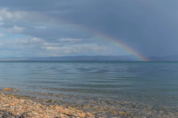 Барвиста Веселка Після Дощу Над Ясним Спокоєм Огортає Блакитну Воду — стокове фото