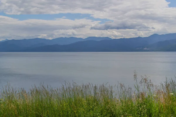 Rivage Herbeux Vert Lac Baïkal Avec Des Montagnes Bleues Horizon — Photo