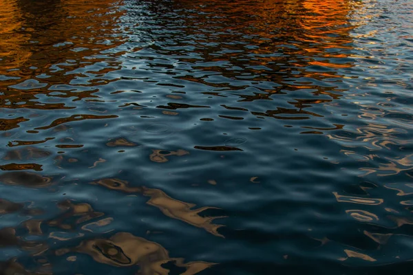 Reflejos Rojos Anaranjados Agua Azul Naves Barcazas Oxidadas Luz Del — Foto de Stock