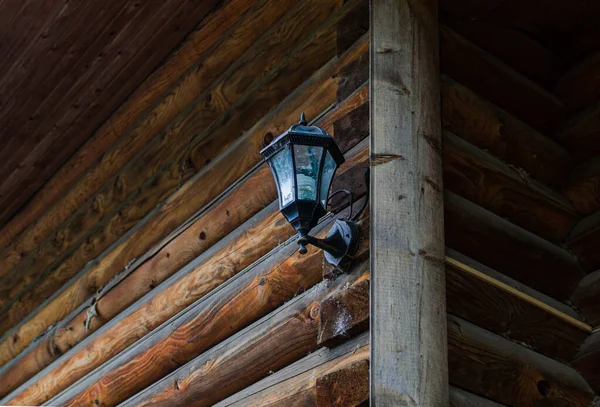 Stara Czarna Uliczna Szklana Lampa Wisi Rogu Drewnianego Domu Okrągłych — Zdjęcie stockowe