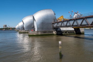 Thames Bariyeri Londra ve İngiltere 'yi gelgit dalgalarından korumak için kapatılabilir